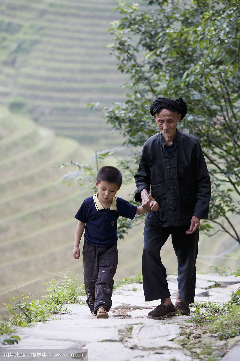 高级男子和男孩(5-7)走在户外路径