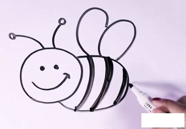 采蜜的小蜜蜂简笔画