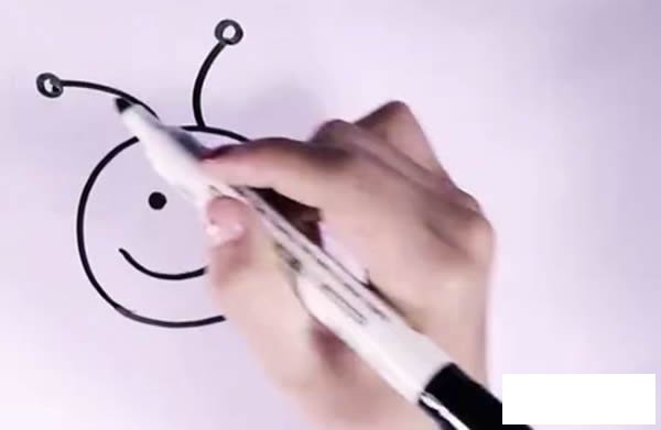 采蜜的小蜜蜂简笔画